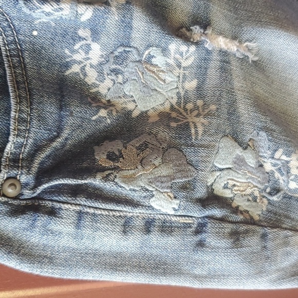 Vanilla Star distressed & embroidered 5 pocket denim shorts. Size 16 - Picture 2 of 10